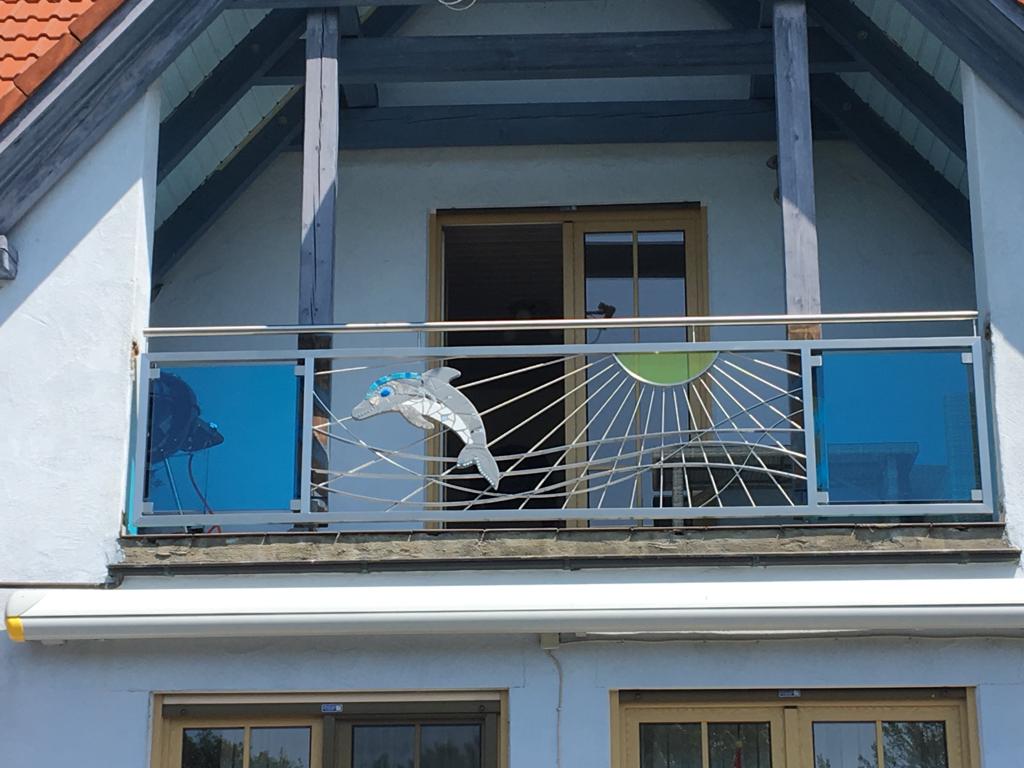 Balkongeländer mit farbigem Sicherheitsglas und Mosaikornament