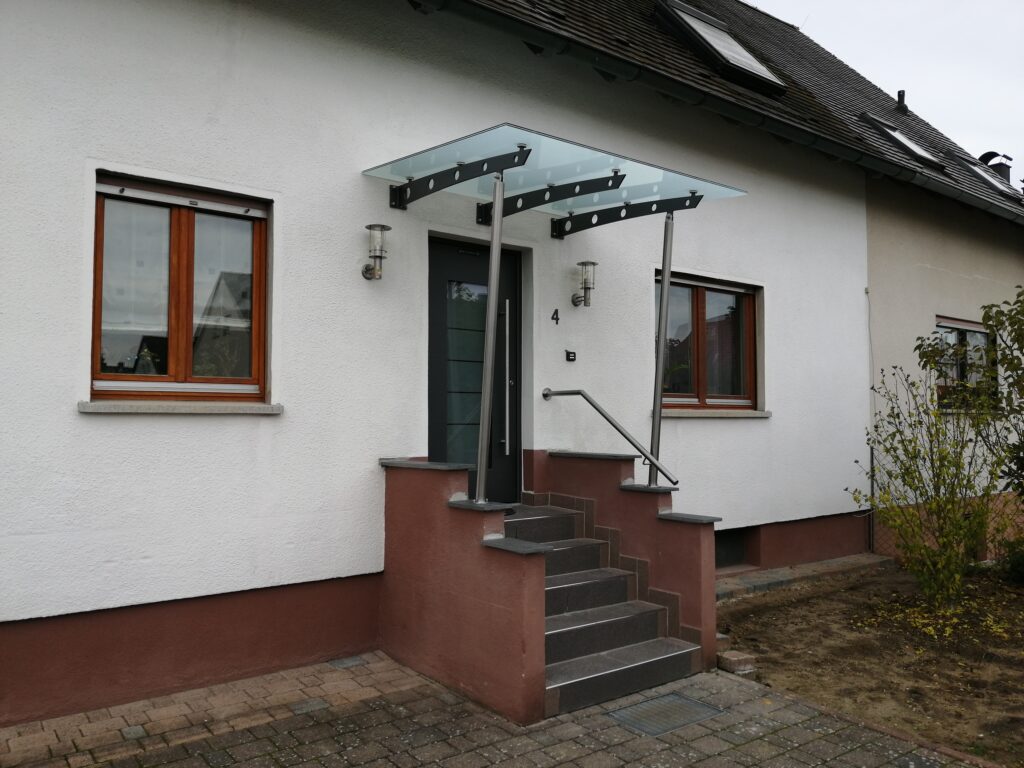 Glasvordach Schwerter Säulen