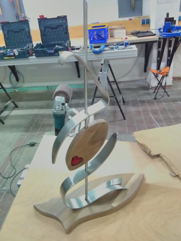 Skulptur mit Holz