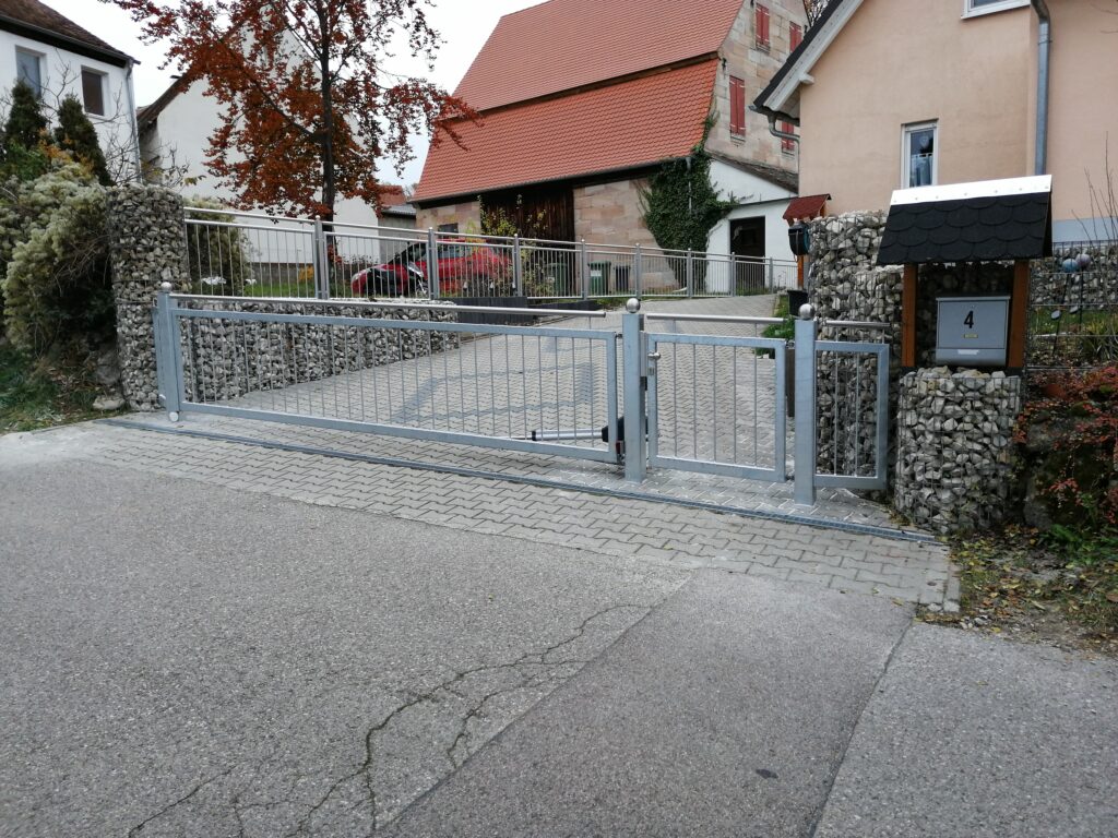 Toranlage und Zaun